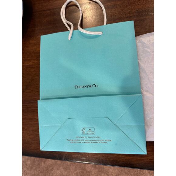 Tiffany & Co. gift bag and tissue paper. - Picture 6 of 6